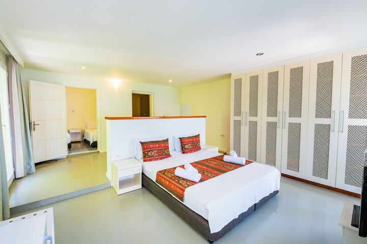 Room 14 of 65
