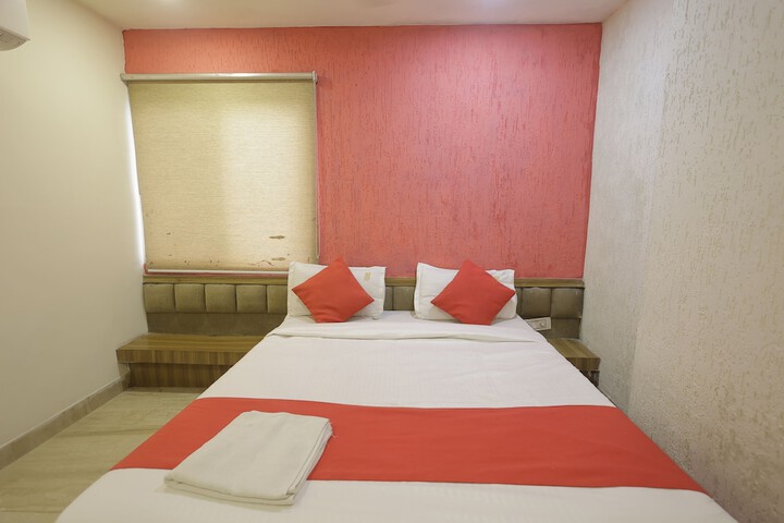 Room 6 of 18