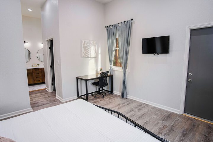 Room 2 of 33