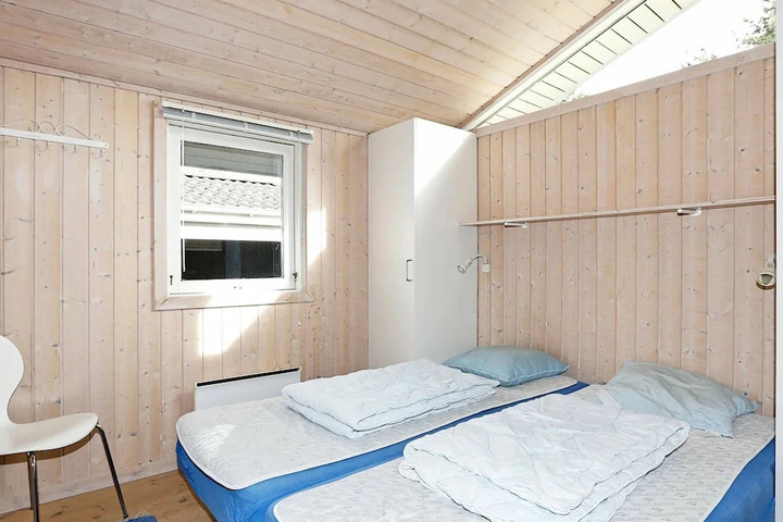 Room 4 of 18