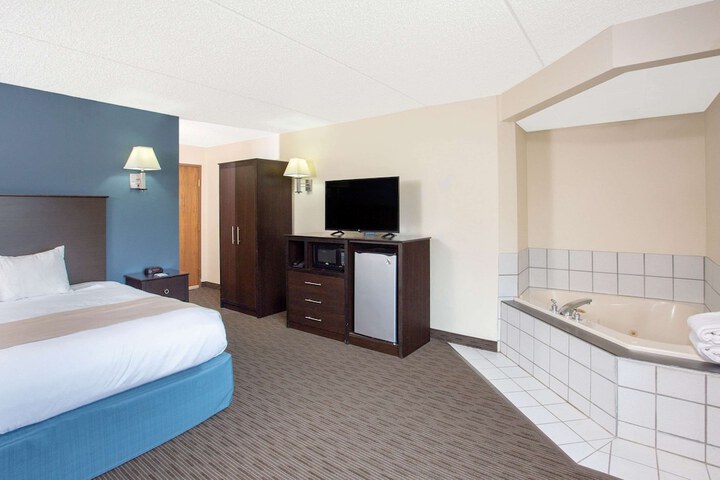 1 King Bed (4 of 17)