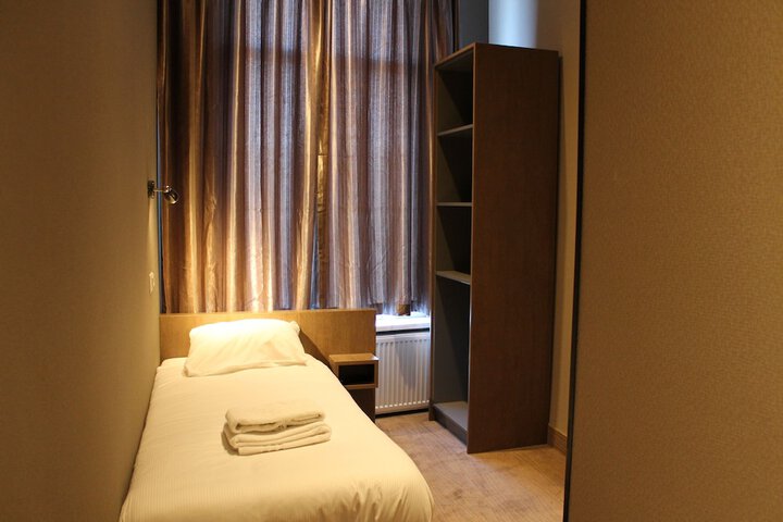 Room 11 of 34