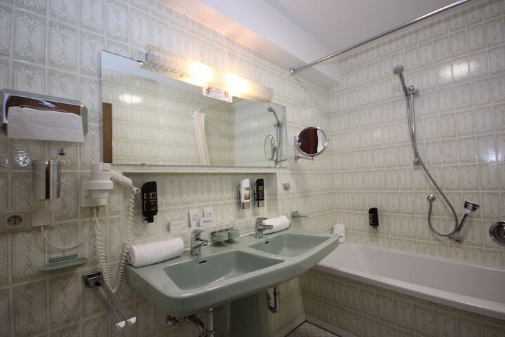 Room 13 of 25