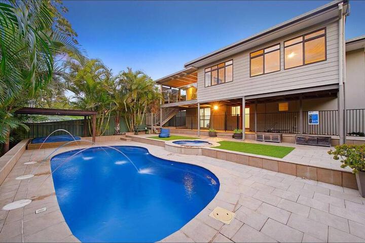 Harrys at Shelly Beach - family home with pool