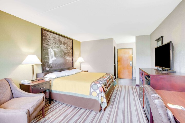 1 King Bed (3 of 9)