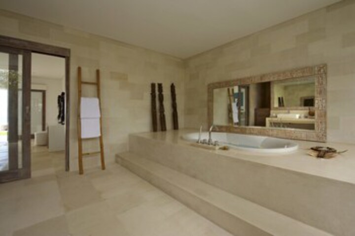Deep Soaking Bathtub