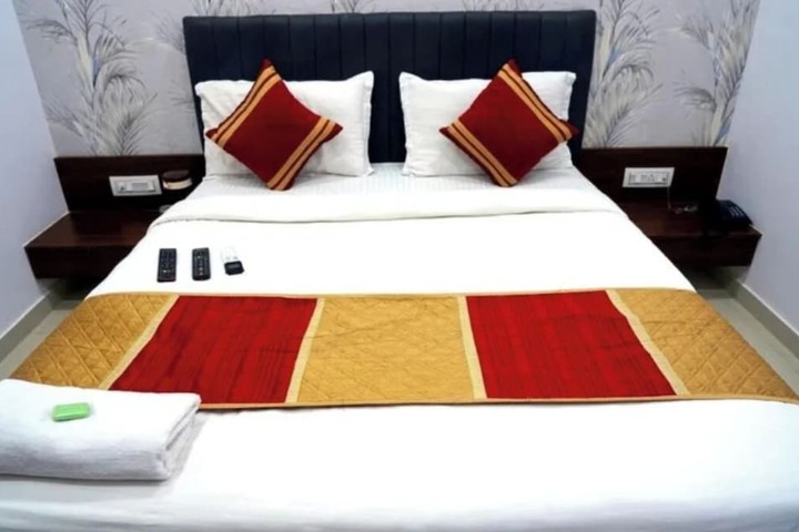 Room 4 of 8
