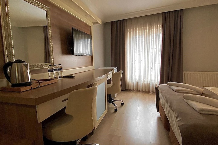 Room 3 of 27