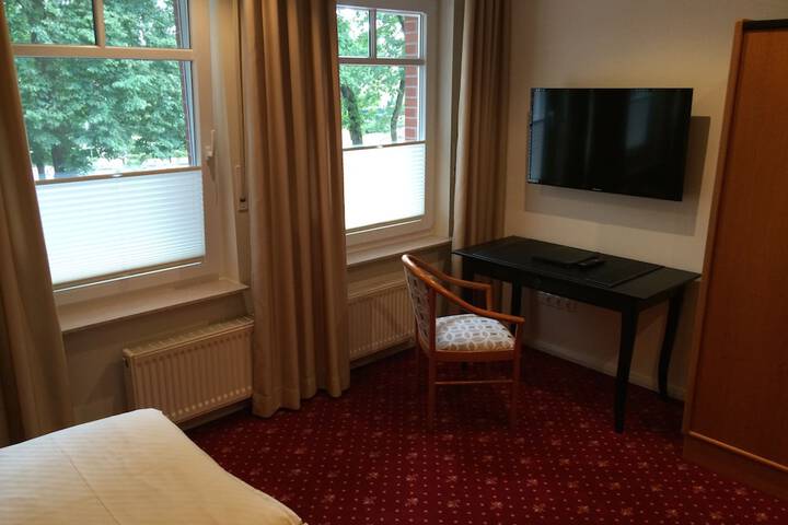 Room 8 of 102