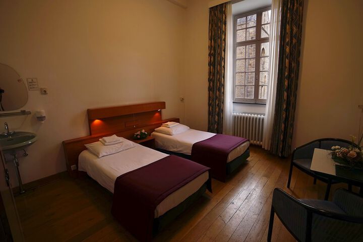 Room 3 of 32