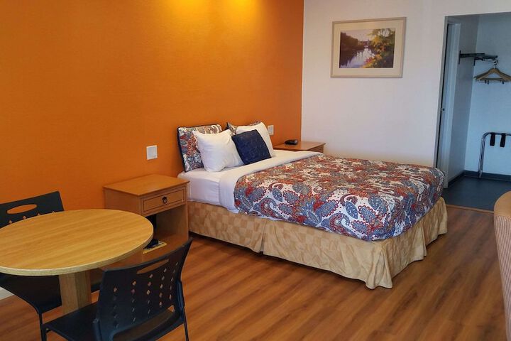 1 Queen Bed (9 of 10)