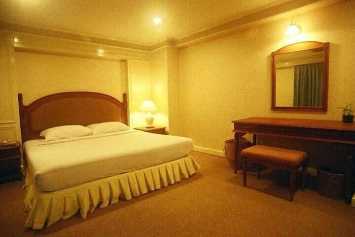 Room 9 of 102