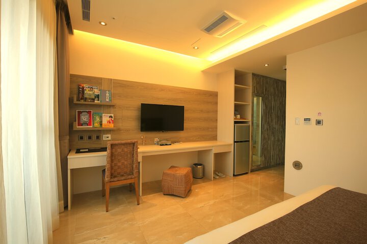 Room 10 of 102