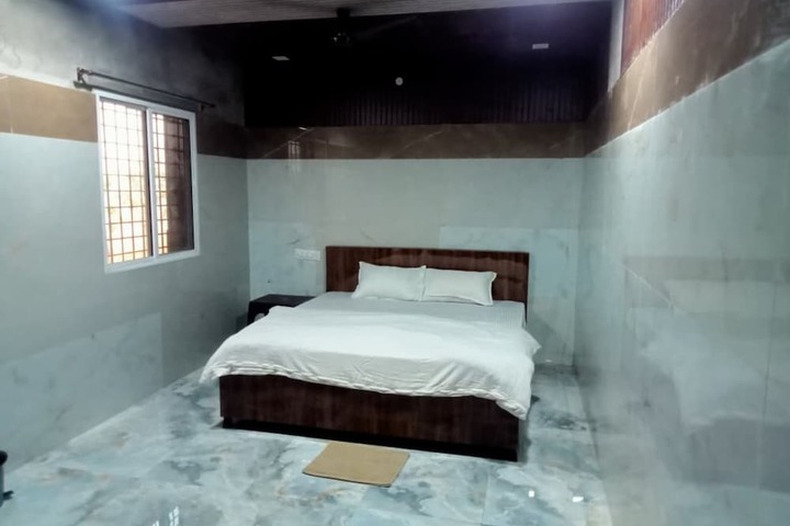 Room 6 of 33
