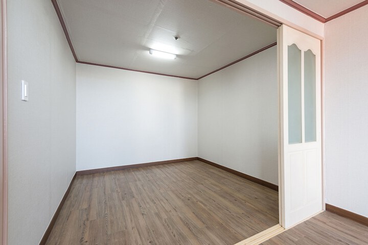 Room 10 of 32