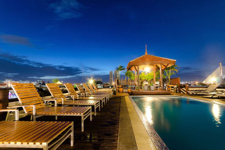 Hotel with Pool