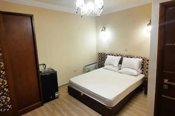 Room 4 of 11
