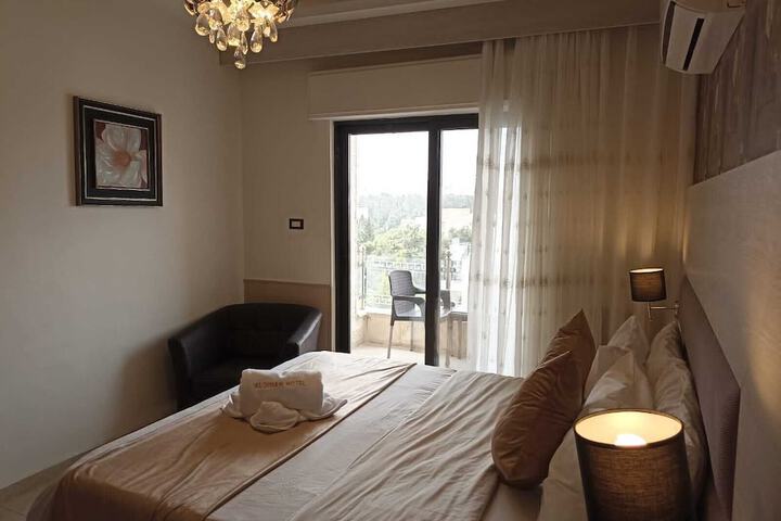 Room 25 of 77