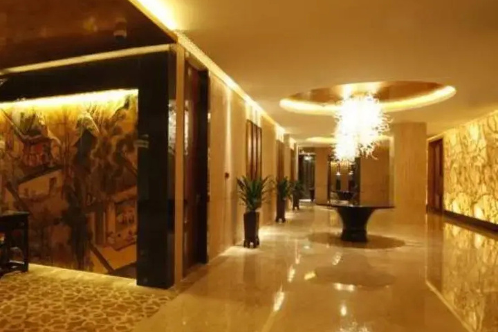 Room 8 of 12