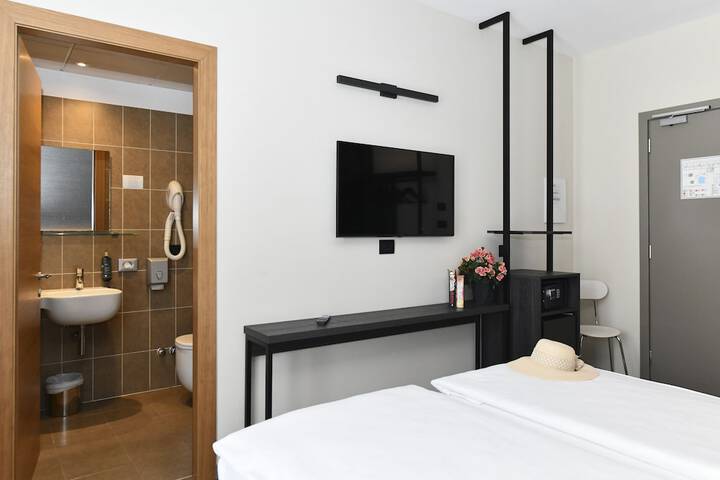 Room 11 of 102