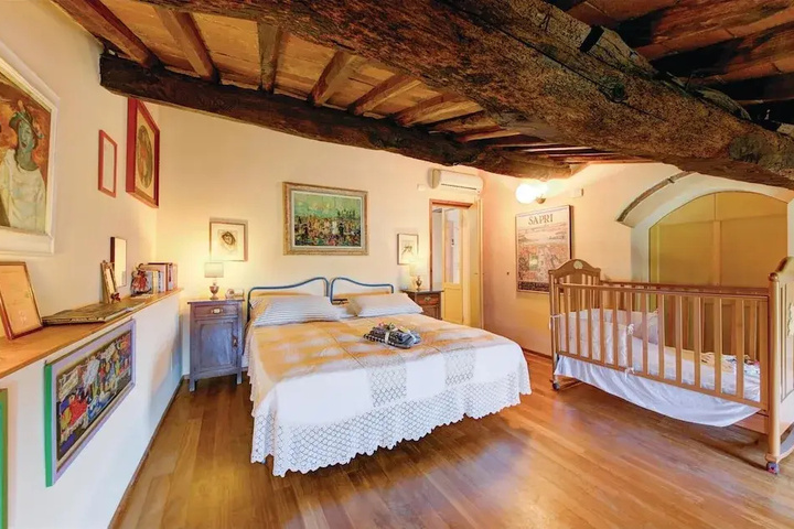Room 5 of 18