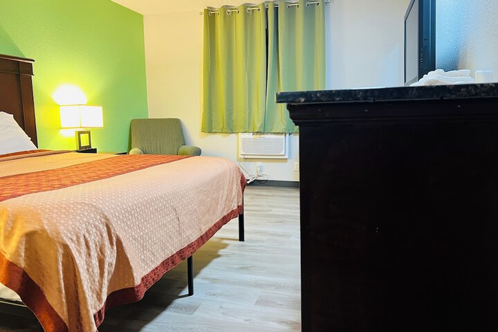1 King Bed (2 of 8)