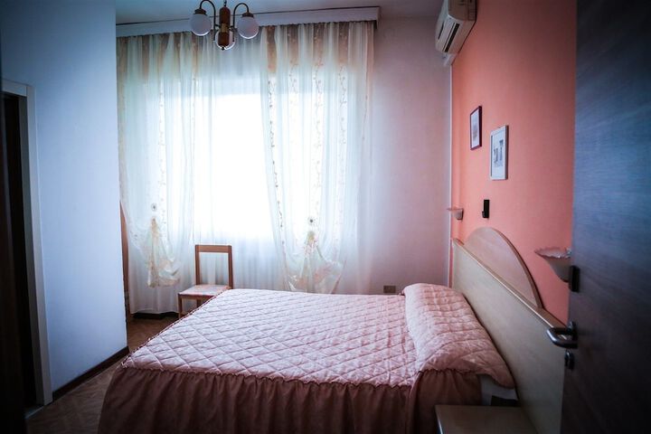 Room 5 of 38