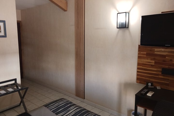 Room 15 of 143