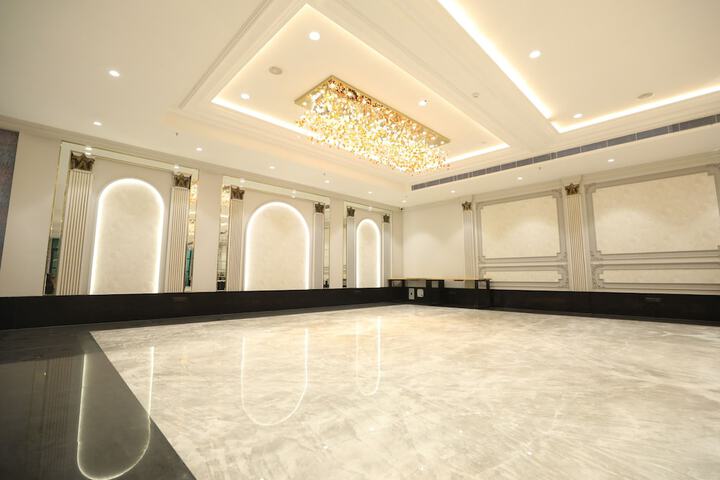 Ballroom/Hall 102 of 117