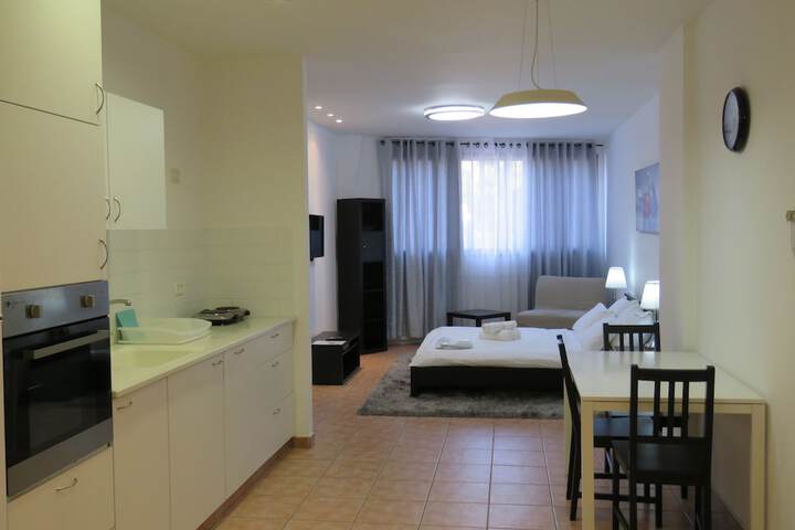 Room 6 of 33