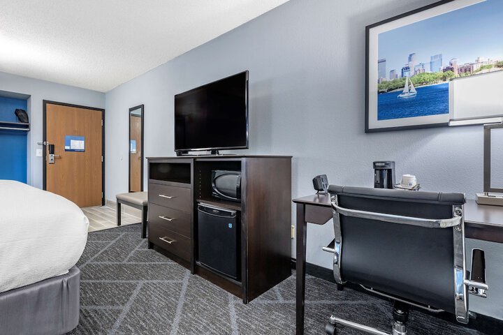 1 King Bed Sitting Area Work Desk Microwave and Refrigerator Full Breakfast (10 of 17)