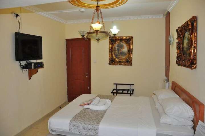 Room 3 of 37