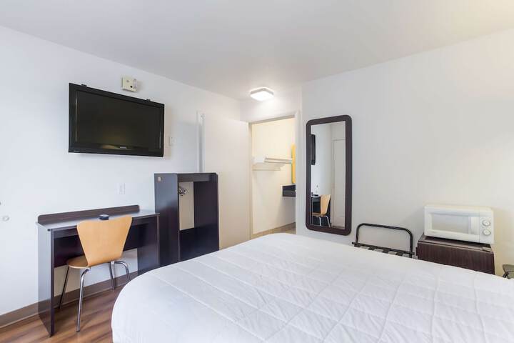 1 Queen Bed (4 of 15)