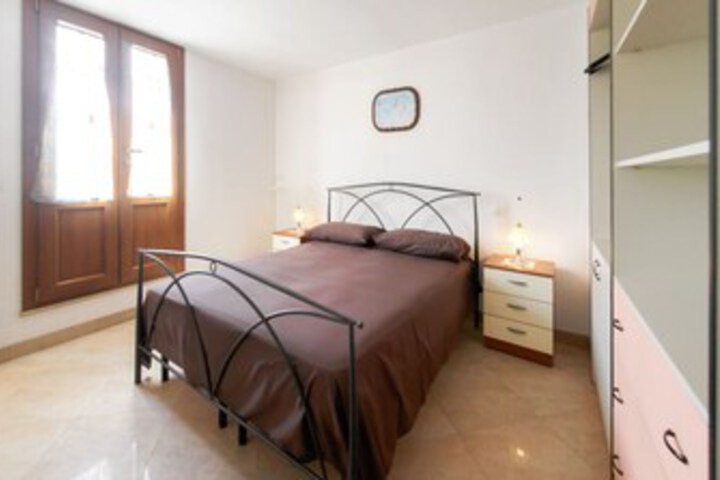 Room 4 of 8