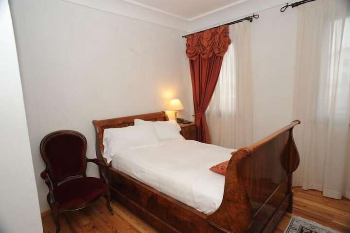 Room 6 of 33