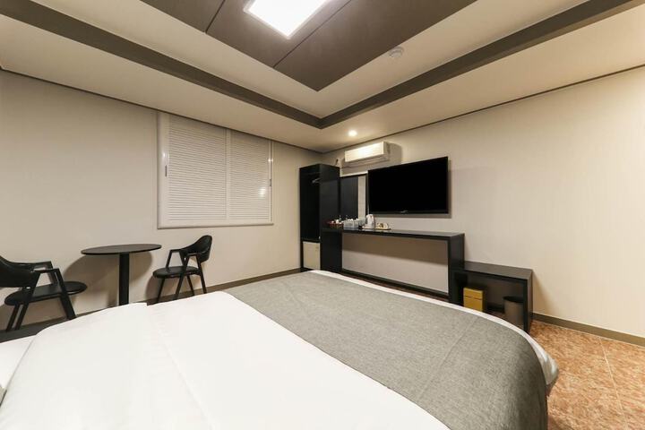 Room 11 of 42