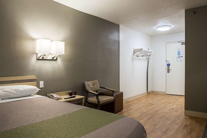 1 Queen Bed (8 of 13)