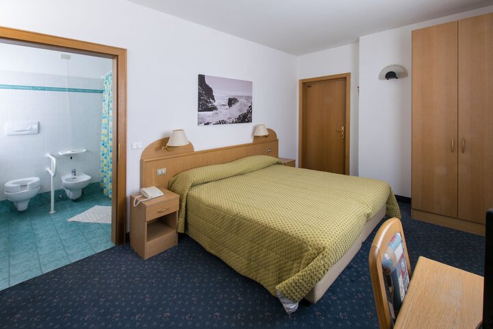 Room 6 of 66