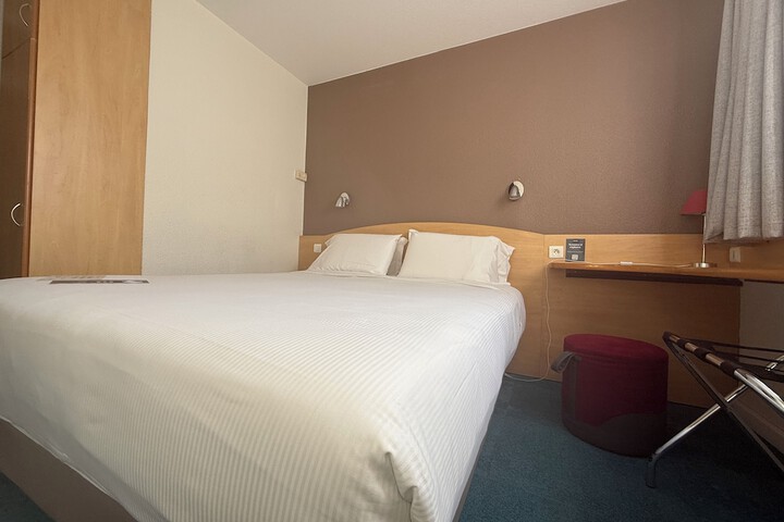 Room 33 of 80