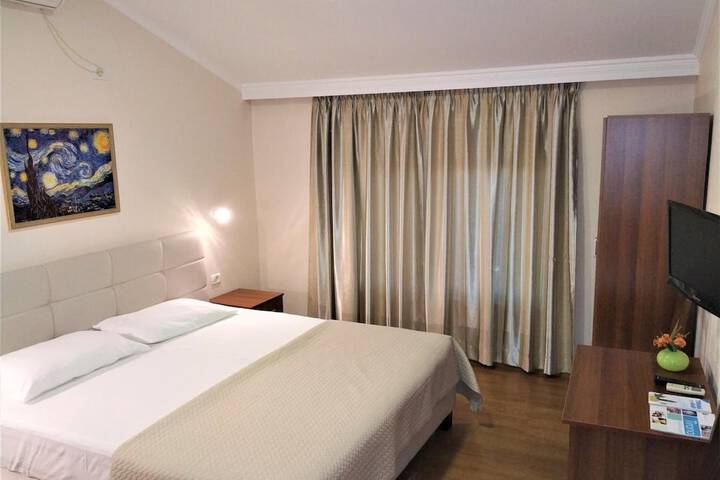 Room 11 of 38
