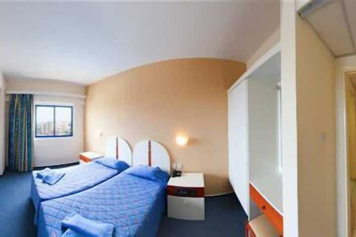 Room 10 of 37