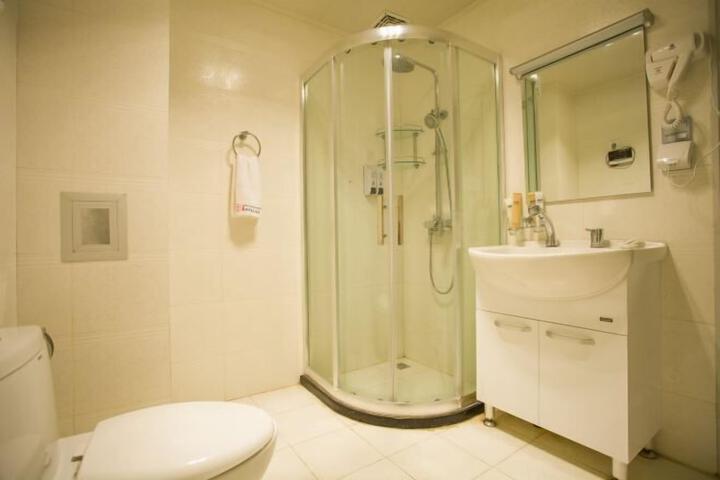 Room 4 of 33
