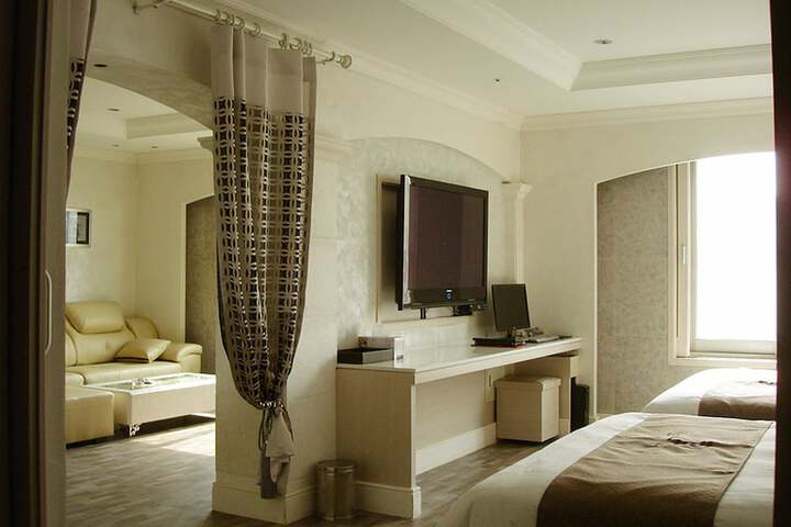 Room 7 of 19