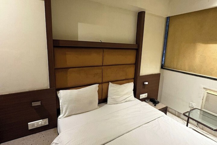 Room 13 of 33
