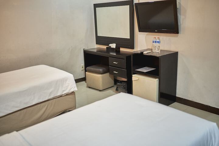 Room 11 of 24