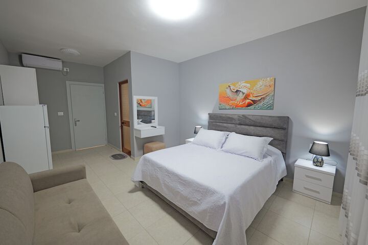 Room 13 of 87