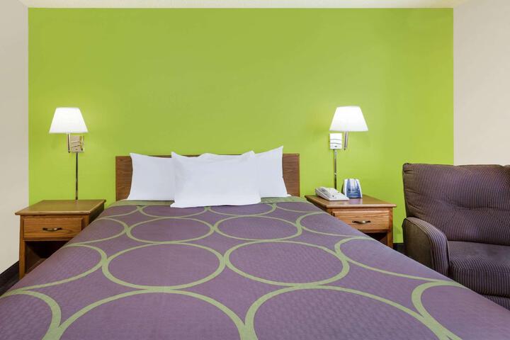 1 Queen Bed (3 of 11)