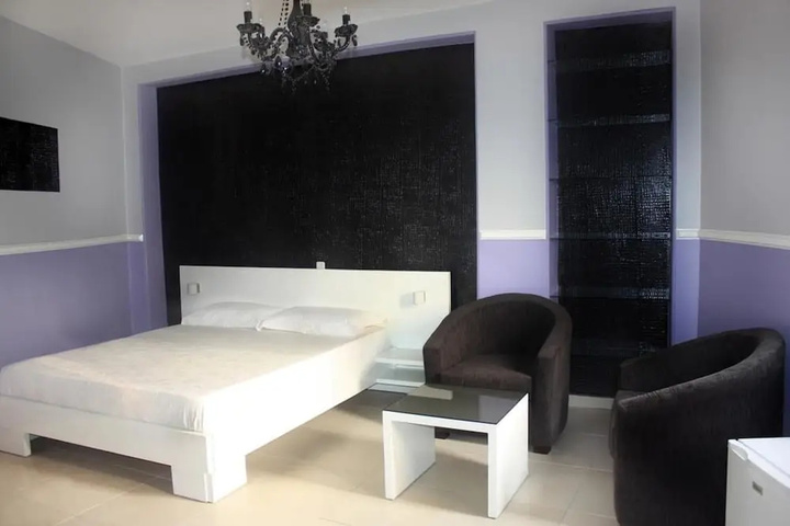 Room 6 of 25