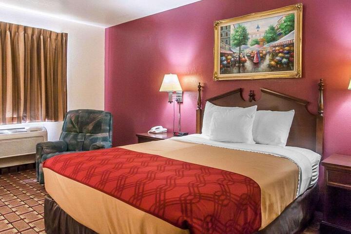 1 Queen Bed (5 of 11)