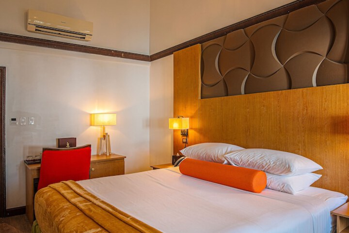 Room 4 of 83
